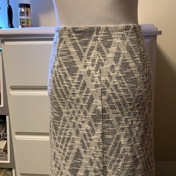 Ann Taylor white/ black fully lined stretchy skirt - Picture 3 of 10